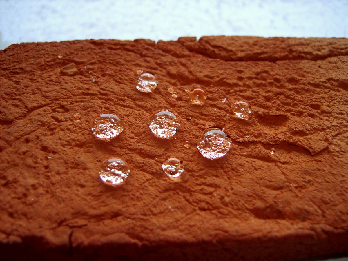 Płytka z zaimpregnowanej cegły rustykalnej spryskana wodą
