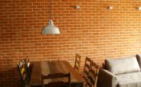 Płytki rustykalne - naturalnie oświetlona ściana