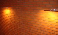 Płytki rustykalne - podświetlona ściana z cegły
