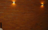 ściana z płytek ceglanych oświetlona klinkietami
